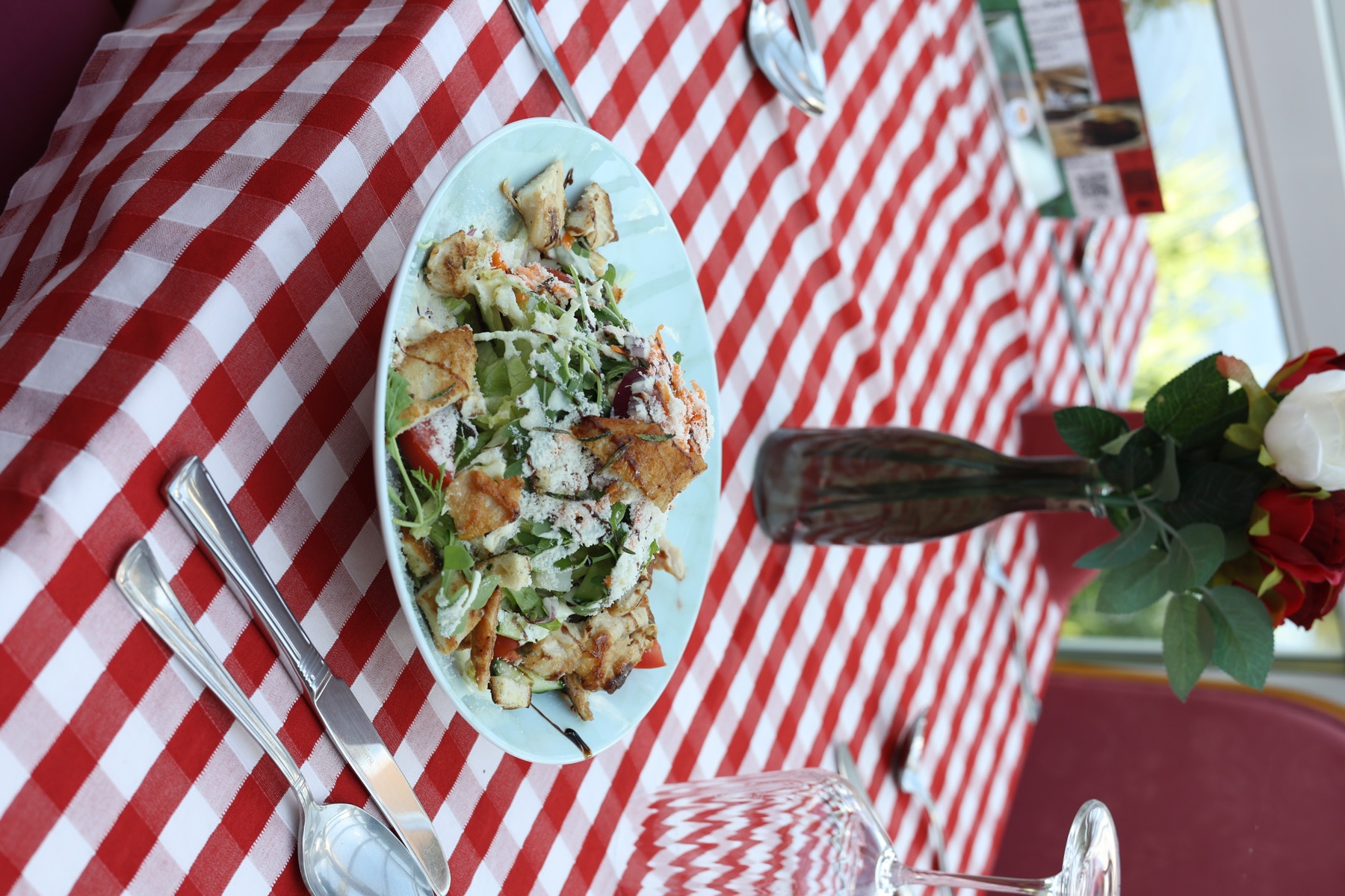 Fresh salad served on a red checked Gondelfahrt table